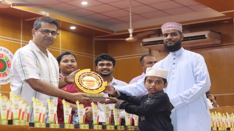 ৬ মাস ১৩ দিনে কোরআনের হাফেজ ওসমান গনিকে জেলা প্রশা...