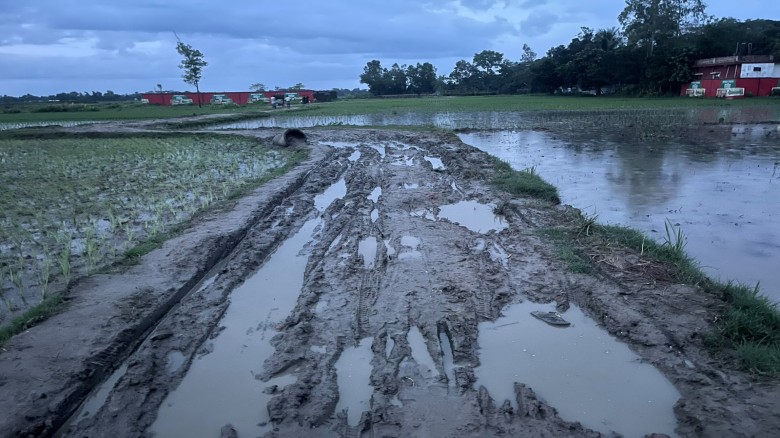 ২৬ বছর ধরে কাঁচা প্রথম শ্রেণির পৌরসভার রাস্তা-কাঁদছে পূর্ব লেঞ্জাপাড়া-আলাপুরবাসী
